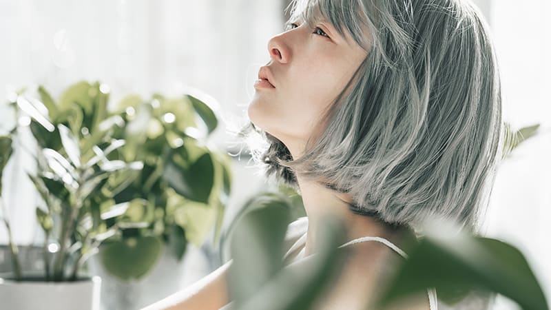 派手（ハデ）髪のシルバーヘアを楽しむ女性。