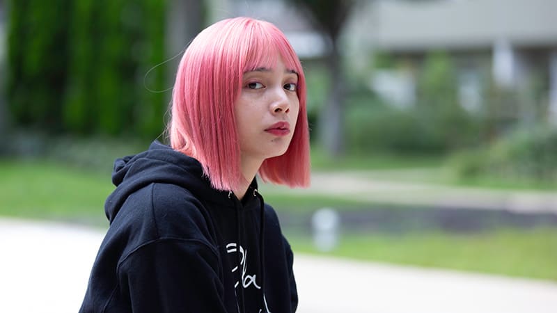 派手（ハデ）髪のピンクヘアを楽しむ女性。